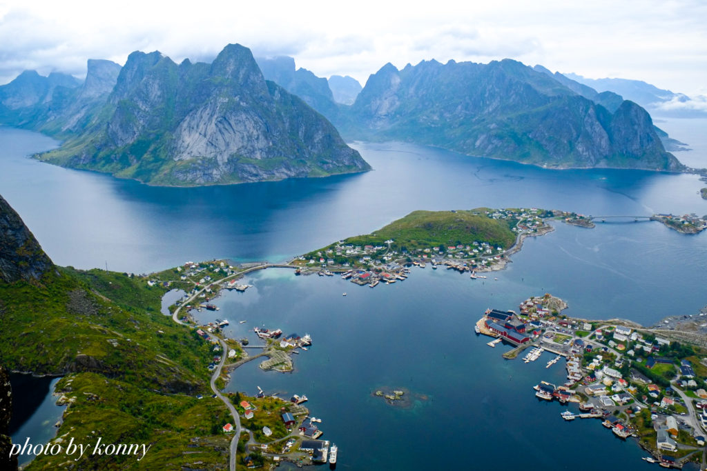 【ノルウェーの最も美しい村】レーヌ「Reine」ロフォーテン諸島の息をのむような絶景｜世界の美しい村案内人