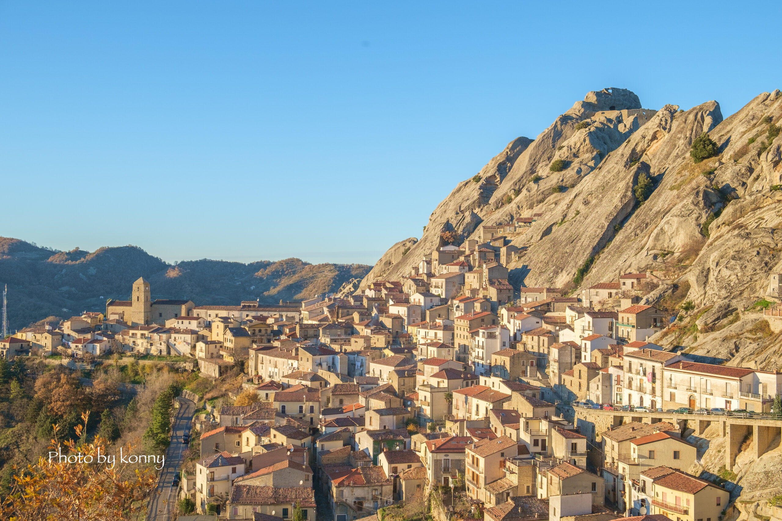 【イタリアの最も美しい村】巨大な岩が聳える村 ピエトラペルトーザ Pietrapertosa｜世界の美しい村案内人